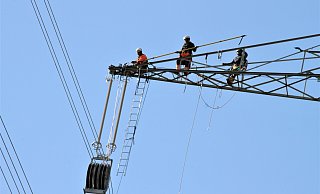 In schwindelerregender Höhe: Nahe Kollerbeck und Rischenau arbeitet das argentinische Team auf dem 60 Meter hohen Masten. - Madita Schellenberg