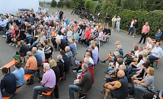 Die Veranstalter hatten den Abend nach draußen verlegt. Die Resonanz war groß, weitere Bänke wurden aufgestellt. - Simone Flörke Die Veranstalter hatten den Abend nach draußen verlegt. Die Resonanz war groß, weitere Bänke wurden aufgestellt. - Simone Flörke