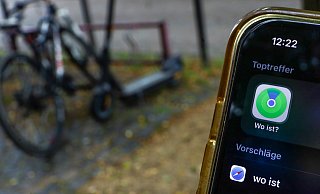 Über die "Wo ist"-Funktion auf iPhones können Airtags beispielsweise geortet werden - so wie jetzt im Fall des geklauten Herforder E-Scooters. - Daniel Salmon