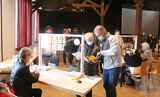 Die Impfwilligen loben die freundliche Ansprache aller Helfer. - Burkhard Battran