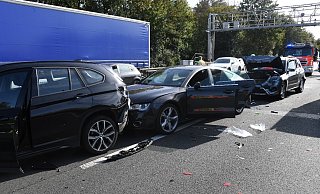 Ein Wohnwagen übersah ein Stauende auf der A 2 und schob gleich vier Wagen ineinander. - Andreas Eickhoff