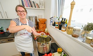 Obst und Gemüse mit kleinen Schönheitsfehlern verwandelt Sylke Pilk in ihrer Küche zu feinen Köstlichkeiten. - Andreas Zobe