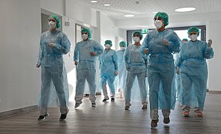 Mit Maske und Haube tanzen die Mitarbeitenden der Station 1B. - Klinikum Herford