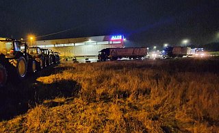 Etwa 50 Landwirte haben nach eigenen Angaben mit rund 30 Traktoren die Zufahrt zum Aldi-Zentrallager in Schloß Holte-Stukenbrock blockiert. - René Masjosthusmann