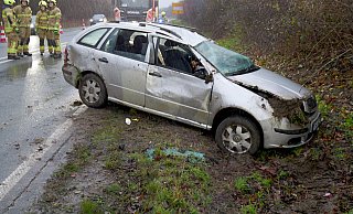Der Skoda aus dem Kreis Paderborn kommt nach dem Überschlag völlig demoliert im Graben zum Stehen. - Ralph Meyer
