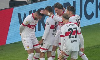 Deniz Undav freut sich mit seinen Teamkollegen über das 3:0. - Sören Stache/dpa