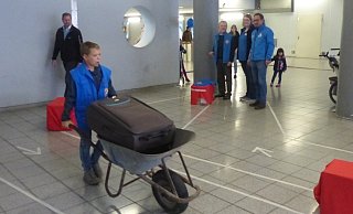 Jaimy (9) steuert das Gepäck durch den Parcour. - Jan Moshage
