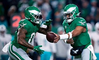 Philadelphias Quarterback Jalen Hurts übergibt den Football an D\\\'Andre Swift. - Matt Slocum/AP/dpa