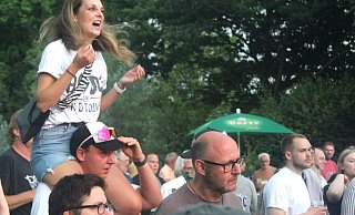 Der Stimmung tat das Wetter am Samstagabend beim Konzert der Bob Balls im Bürgerpark keinen Abbruch. - Nicolas Bröggelwirth Der Stimmung tat das Wetter am Samstagabend beim Konzert der Bob Balls im Bürgerpark keinen Abbruch. - Nicolas Bröggelwirth