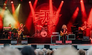 1998 spaltet sich Barclay James Harvest auf. Seitdem geht Les Holroyd, der in Deutschland lebt, mit seinen Musiker als "Barclay James Harvest Featuring Les Holroyd" (BJHFLH) auf Tour. - Adrian Infernus