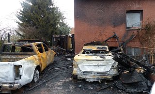 Die unter dem Carport abgestellten Fahrzeuge brannten vollständig aus. - Polizei Minden-Lübbecke
