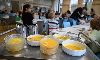 Nach der Berichterstattung gibt es große Empörung, dass das Schulessen mit Transportwegen von mehreren Hundert Kilometern verbunden ist. Und teils widersprüchliche Äußerungen. - dpa Nach der Berichterstattung gibt es große Empörung, dass das Schulessen mit Transportwegen von mehreren Hundert Kilometern verbunden ist. Und teils widersprüchliche Äußerungen. - dpa