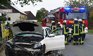 Weil die Fahrerin des Mercedes C-180 die Vorfahrt eines Mercedes der B-Klasse missachtete, kollidierten die beiden Fahrzeuge auf der Kreuzung. - Ralph Meyer