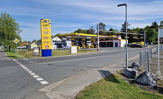 Kurz nach dem Tanken an der Jet-Tankstelle an der Brackweder Straße 53a in Künsebeck blieb eine Frau in Amshausen mit ihrem Fahrzeug auf der A33 stehen. - Uwe Pollmeier