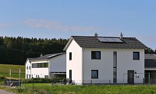 Beim Kauf eines bebauten Grundstücks für die Vermietung können die Kosten für Gebäude, Nebengebäude und Außenanlagen über die Jahre abgeschrieben werden. - Karl-Josef Hildenbrand/dpa/dpa-tmn