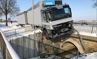 Der Sattelzug wurde durch das Brückengeländer gestoppt. Foto: Polizei Minden-Lübbecke - Lena Kley