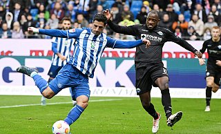 Der Karlsruher Lars Stindl (l) im Zweikampf mit David Kinsombi aus Paderborn. - Uli Deck/dpa