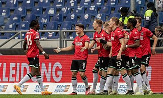Die Spieler von Hannover 96 bezwangen Eintracht Braunschweig. - Axel Heimken/dpa