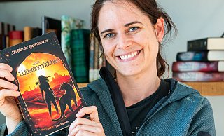 Laura Trappmann hält eines der ersten Exemplare ihres Erstlingsromans "Das Wüstenmädchen - Die Gilde der Gepardenführer" in der Hand. Der Fantasyroman ist ab 1. März erhältlich. - Ralf Bittner