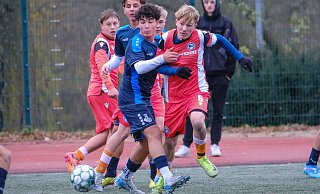Arminias Tom Niklas Kollmeier (r.) und sein C-Jugend-Regionalligateam unterlagen dem MSV Duisburg in einer bisweilen hitzigen Partie 1:2. - Andreas Zobe