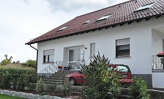 In diesem Haus in Borchen hat sich die Bluttat am Wochenende ereignet. - Julia Lichtnecker