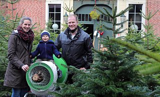 Till Moerkerk, seine zukünftige Frau Annika Flagmeyer und beider Sohn Wim Moerkerk (1) sind derzeit im Tannenbaumverkauf voll eingespannt. Der geht auch im Shutdown weiter. - Frank-Michael Kiel-Steinkamp