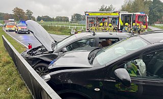 Beim Zusammenstoß zweier Fahrzeuge auf der Westwieher Straße wird ein 84-jähriger VW-Passat-Fahrer in seinem Wagen eingeschlossen. - Ralph Meyer