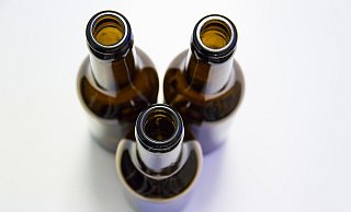 Kistenweise stürzten die Bierfaschen auf die Fahrbahn. - (Symbolbild) Pixabay
