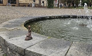 Nur kurze Zeit posierte die kleine Meerjungfrau am Dienstag auf dem Brunnenrand am Augustaplatz, bevor sie gestohlen wurde. - Stadt Bad Oeynhausen Nur kurze Zeit posierte die kleine Meerjungfrau am Dienstag auf dem Brunnenrand am Augustaplatz, bevor sie gestohlen wurde. - Stadt Bad Oeynhausen