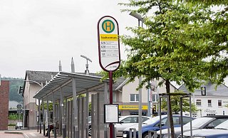 Am Busbahnhof im Stadtzentrum von Pr. Oldendorf hat das Ordnungsamt kontrolliert. Auch dort blieb es am Montag ruhig. - Cornelia Müller