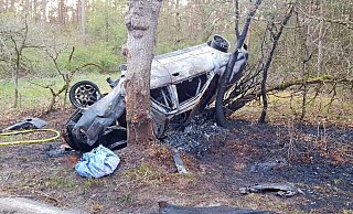 Ausgebrannt und vollkommen zerstört liegt das Unfallfahrzeug auf der Seite. - Andreas Eickhoff