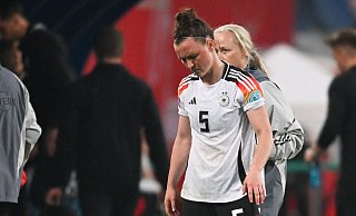 Deutschlands Marina Hegering verlässt nach einer Verletzung das Spielfeld. - Sebastian Christoph Gollnow/dpa