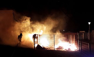 Mehrere Müllcontainer standen in Flammen. - Feuerwehr Steinhagen