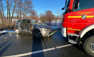 Die Seite vom Auto musste die Feuerwehr herausschneiden, um den Fahrer zu befreien. - Feuerwehr Löhne/Dennis Matschuk
