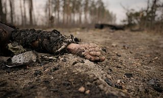 Die Leiche eines gefallenen russischer Soldaten nach einem Angriff ukrainischer Streitkräfte auf russische Stellungen außerhalb von Kiew. - Vadim Ghirda/AP/dpa