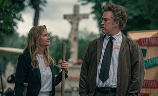 Die acht Episoden der morbid-skurrilen Serie "Drunter und Drüber" starten am 9. Mai bei Prime Video. - Nikolett Kustos, Prime Video Die acht Episoden der morbid-skurrilen Serie "Drunter und Drüber" starten am 9. Mai bei Prime Video. - Nikolett Kustos, Prime Video