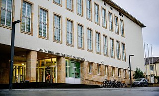 Der Angeklagte soll mit einem Jagdmesser auf seinen Cousin eingestochen haben. - Besim Mazhiqi