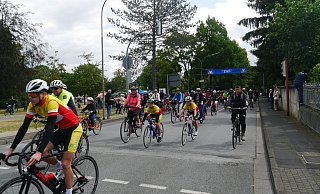 Gemeinschaft auf Rädern: Knapp 400 Radler machten sich gemeinsam auf den Weg. - Louisa Kohnert