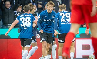 Erleichterung: Jonny Grodowski (Mitte) hat den DSC mit 1:0 in Führung gebracht. - Sarah Jonek