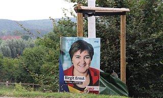 Unbeachtet: An der gesperrten Kreisstraße 1 bei Erwitzen hängt immer noch ein Wahlplakat. - David Schellenberg
