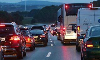 Wie hier auf der A2 in Richtung Dortmund könnte es während der Sommerferien auch im Herforder Stadtgebiet zu Staus und stockendem Verkehr kommen. - Picture Alliance/Caro/Sorge