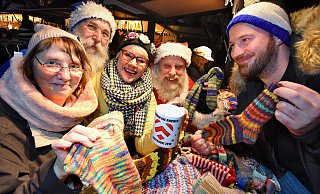 Elvira Schnittker (v.l.), Frank Kortenhorn, Christiane Pahlsmeier, Heinz Rockmann und Sebastian Wiese von Radio Bielefeld verkaufen selbst gestrickte Socken für die Aktion Lichtblicke. Foto: Barbara Franke - Barbara Franke