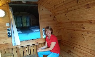 Innenansicht: Sonja Siemensmeyer freut sich über den großen Andrang auf die Campingfässer. - Moritz Jülich