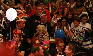 Beim Sitzungskarneval, wie hier bei der Prunksitzung des CVWB in Beverungen, geht es eng zu – durch die Corona-Pandemie derzeit unvorstellbar. - Torsten Wegener