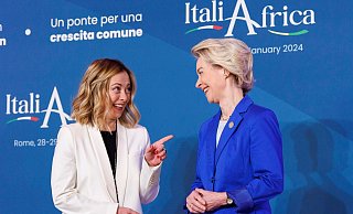 Die italienische Ministerpräsidentin Giorgia Meloni (l) mit der Präsidentin der Europäischen Kommission, Ursula von der Leyen. - Roberto Monaldo/LaPresse/AP/dpa