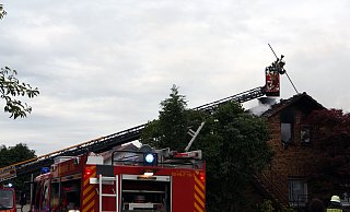 Die Steinheimer Feuerwehren konnten ein Übergreifen auf eine benachbarte Werkstatt verhindern. - Uwe Müller
