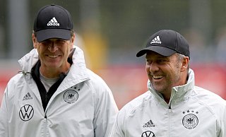 Oliver Bierhoff (l), Direktor Nationalmannschaften und Akademie und Bundestrainer Hansi Flick. - Foto: Tom Weller/dpa