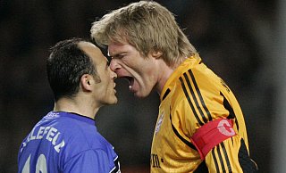Am 20. April 2005 duellieren sich Arminia Bielefeld und Bayern München im DFB-Pokal-Halbfinale auf der Alm. Fatmir Vata (l.) und Oliver Kahn kommen sich dabei besonders nah. - picture-alliance/ dpa/dpaweb