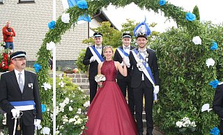 Es grüßen die Regenten: Die Majestäten Anna Maria Schwiddessen und Lars Hoppe führen den Festzug der Bonenburger Schützen an. - Anette Etzel