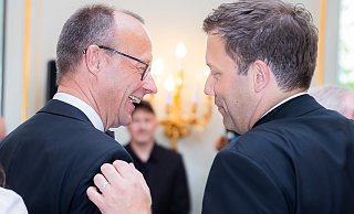 CDU-Chef Friedrich Merz und sein SPD-Kollege Lars Klingbeil bei einem Empfang im Frühjahr 2022: Sie müssen die nächste Regierung schmieden. - picture alliance/dpa/dpa-Pool